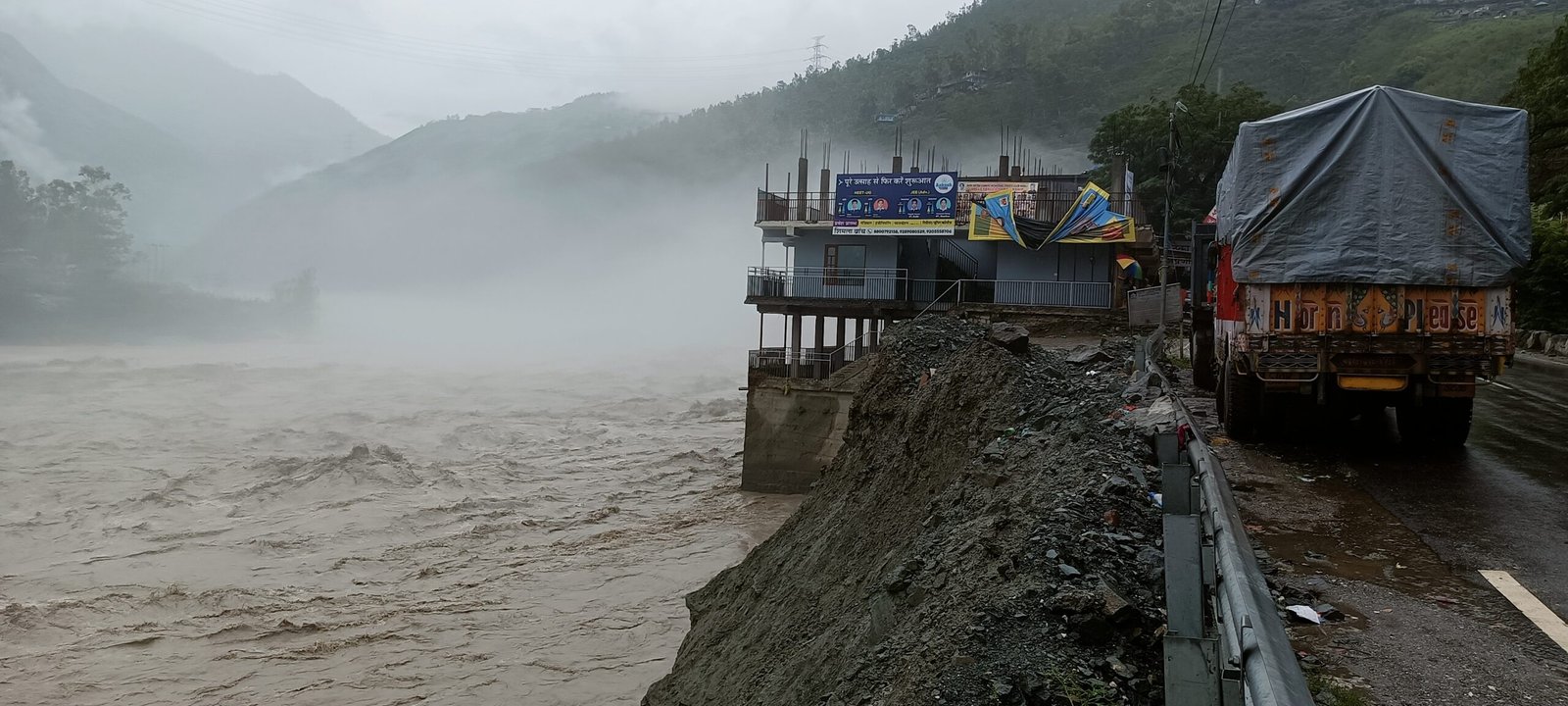 सतलुज नदी उफान पर ,दत्त नगर में बही गौ शाला,