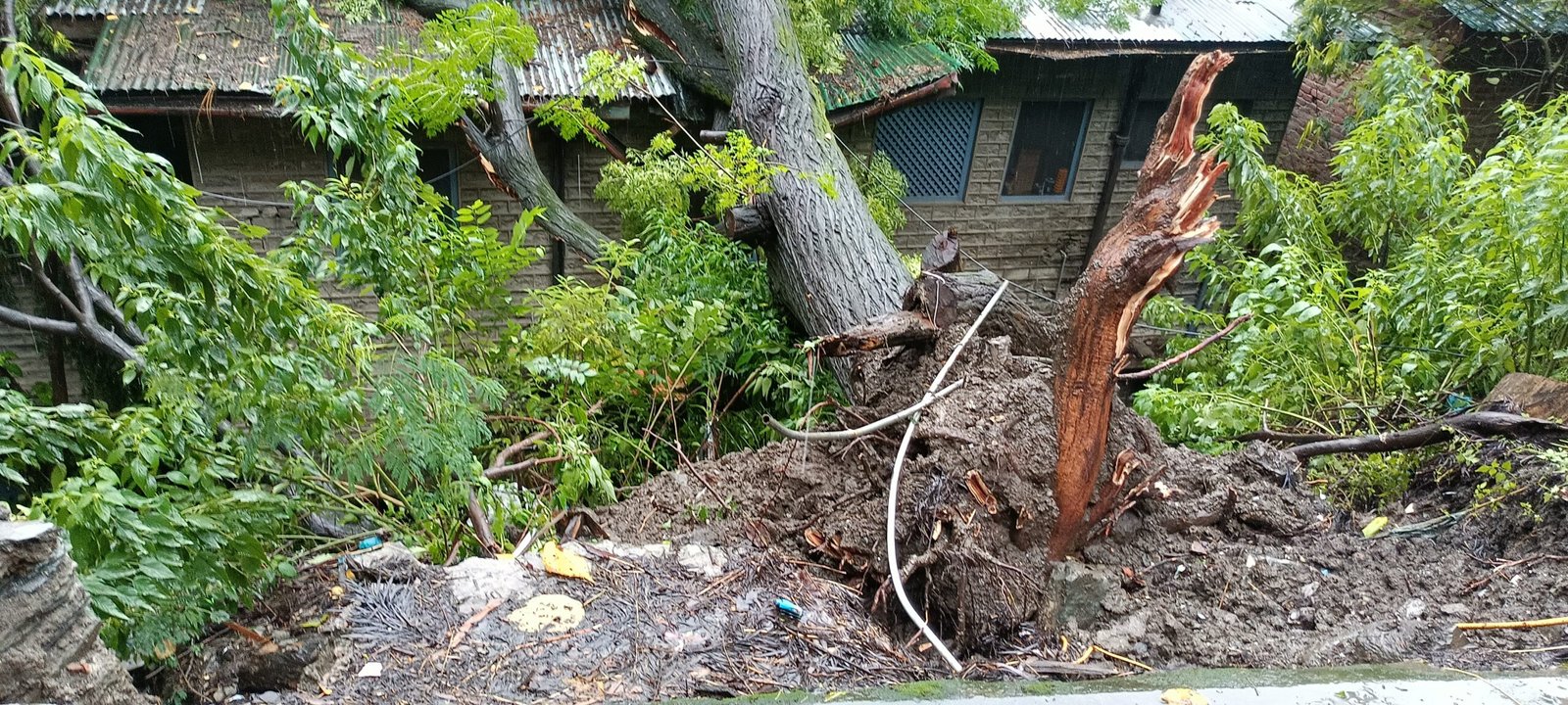 रामपुर खंड विकास अधिकारी कार्यालय व कर्मचारी आवास खतरे की जद में