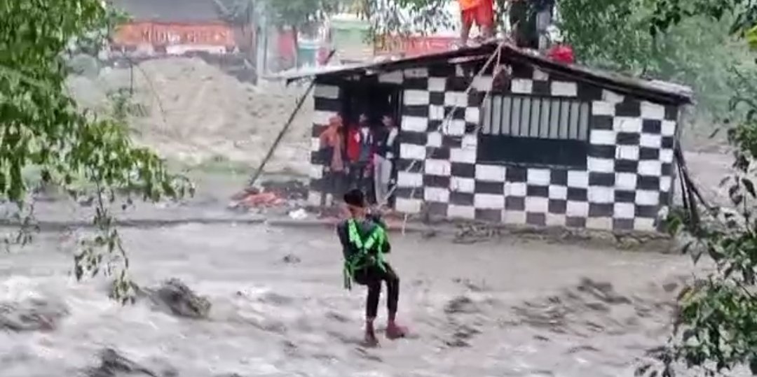 NDRF Heroes rescues 5 Marooned Tourists from Swollen Beas in Himachal
