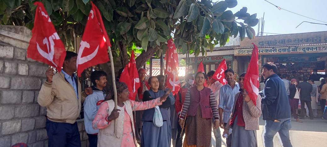 महात्मा गांधी मेडिकल सर्विस ठेका मजदूर यूनियन  ने खनेरी में किया प्रदर्शन