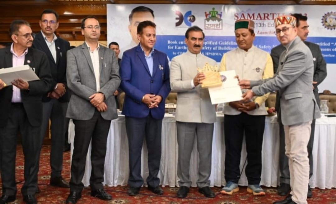 मुख्यमंत्री ने सांगला के तहसीलदार हरदयाल सिंह को आपदा के दौरान बेहतरीन कार्य करने के लिए प्रशंसा प्रशस्ति पत्र से सम्मानित किया