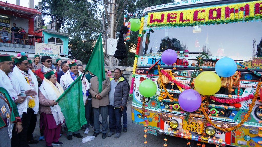राजस्व मंत्री जगत सिंह नेगी तथा सासंद प्रतिभा सिंह ने रिकांगपिओ से सापनी बस सेवा  शुरू की