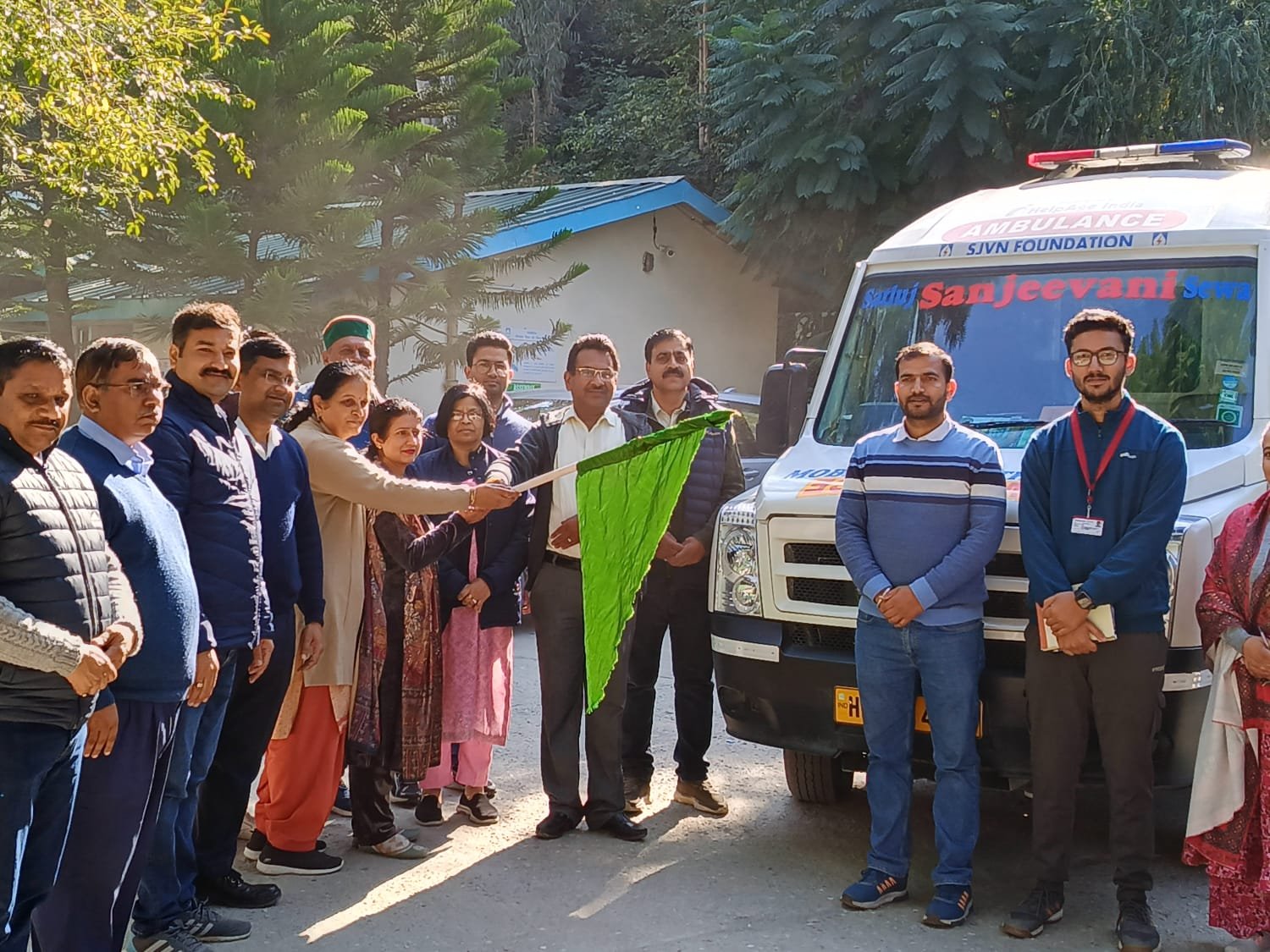 लूहरी परियोजना-1 ने सीएसआर योजना के अन्तगर्त नई एम्बुलैंस को दिखाई हरी झण्डी