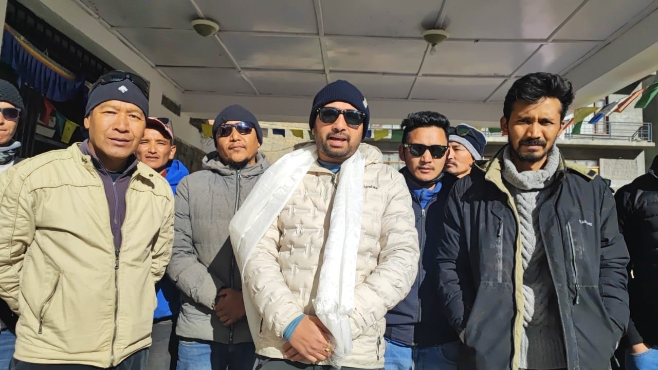आइस हॉकी एसोसिशन लाहुल स्पीति  को 25 लाख  की  आइस हॉकी खेल उपकरण दिए