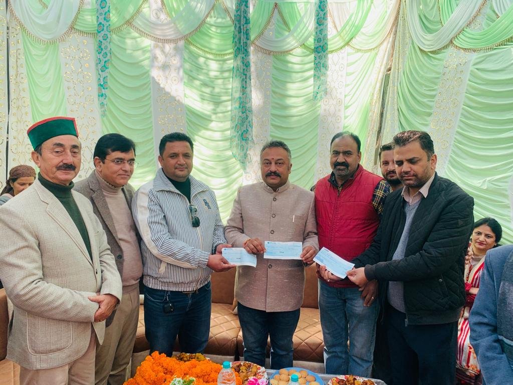 <em> मुख्यमंत्री राहत कोष के लिए </em> तीन लाख<em> </em>
