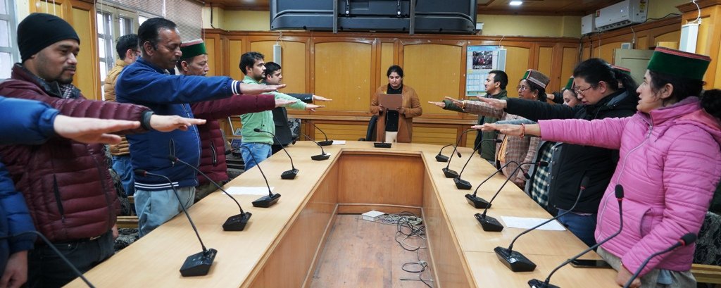 उपायुक्त किन्नौर ने अधिकारियों व कर्मचारियों को दिलाई सड़क सुरक्षा नियमों के पालन की शपथ