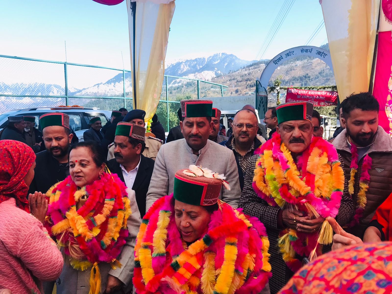 प्रतिभा ने अपने गृह क्षेत्र के लोगोबका टटोला नब्ज