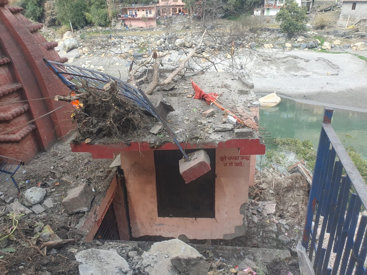 रामपुर गांधी पार्क स्थित शनि मंदिर सतलुज में समाया