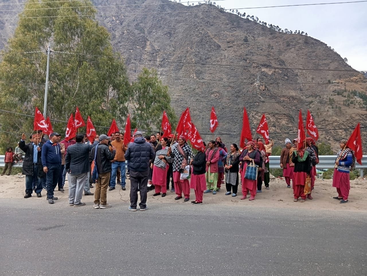 हिमाचल किसान सभा व एस एफ आई ने रामपुर, निरथ, बिथल, बायल और झाकड़ी में प्रदर्शन किया।