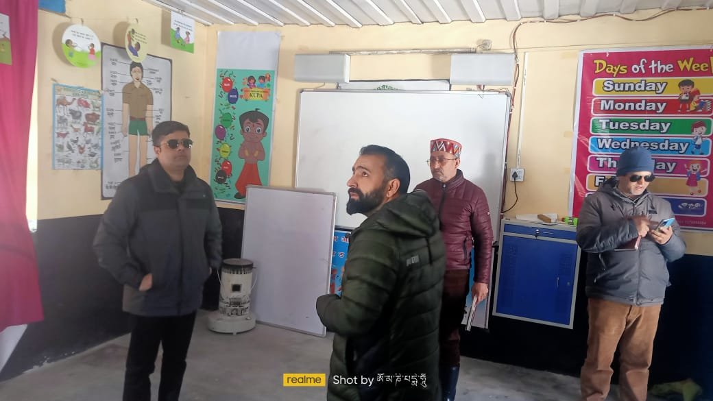 डीसी ने किन्नौर के सांगला में पोलिंग बूथ का किया निरीक्षण