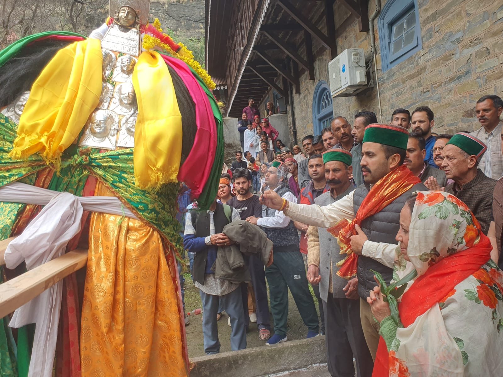 बसंत आगमन की खुशी में देवी देवताओं संग  मेला