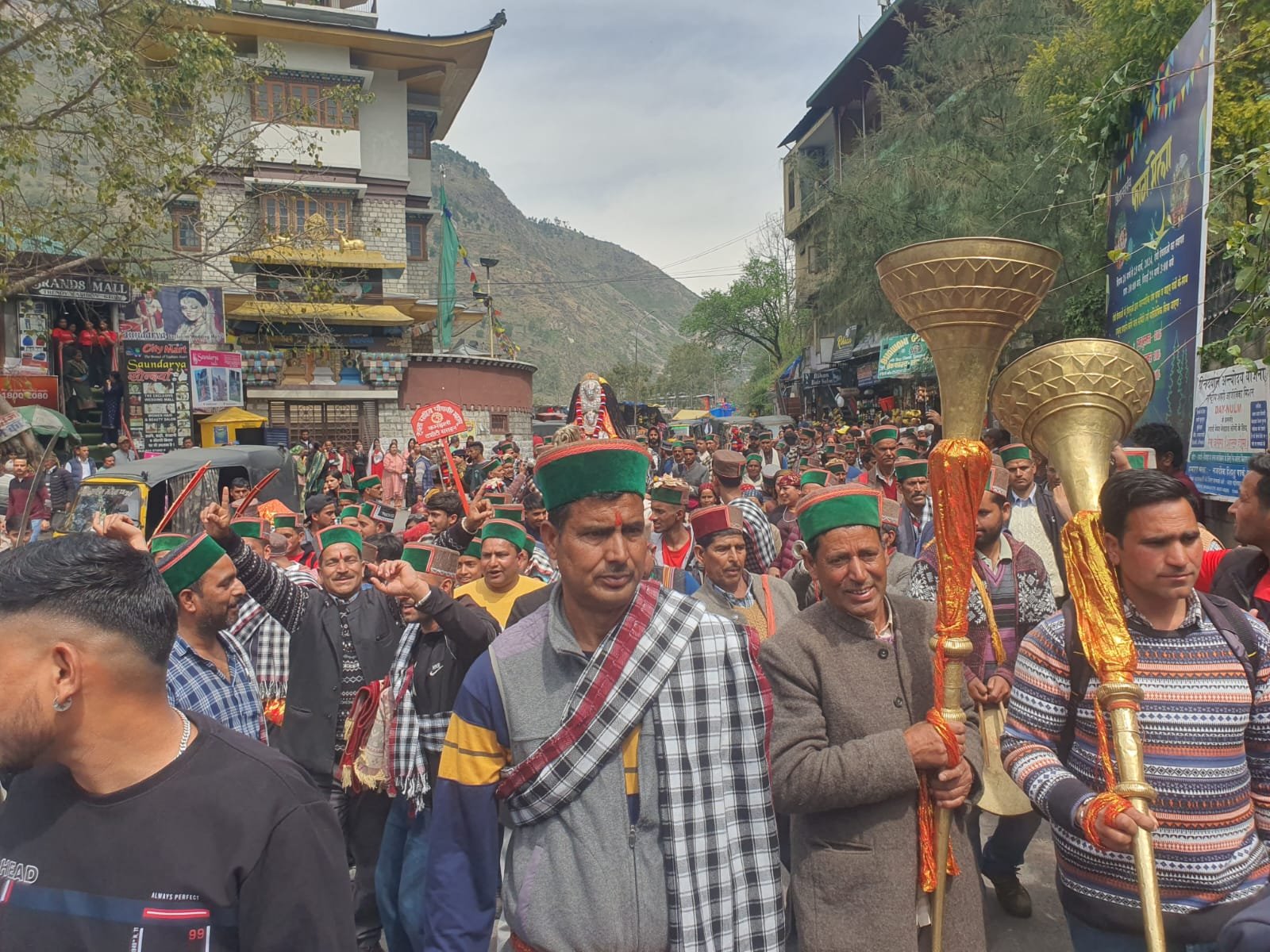फाग उत्सव को बुशहर कार्निवल का लिबास पहनाना, देव संस्कृति पर अतिक्रमण