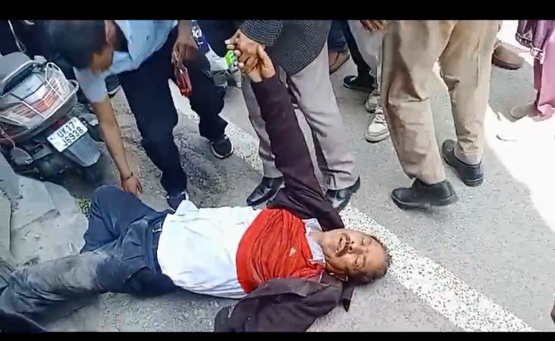 रामपुर थाना के समीप कार की टक्कर से व्यक्ति घायल