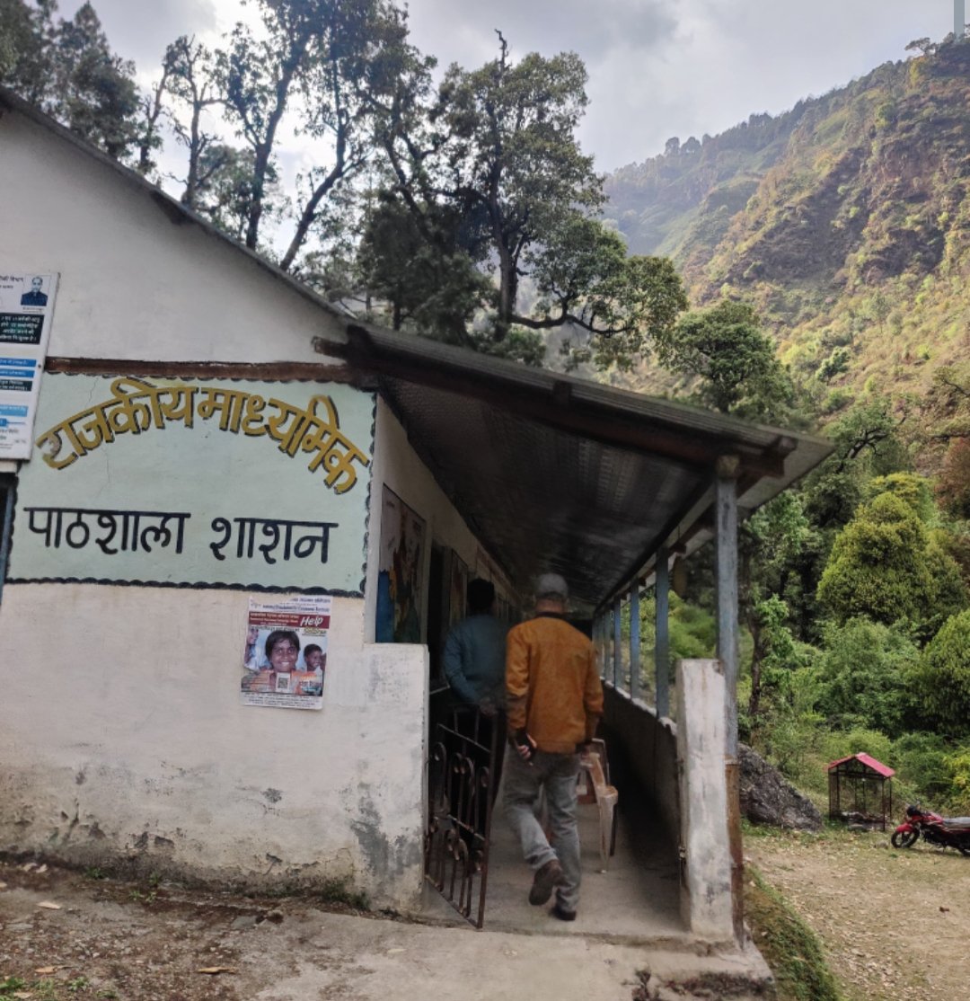 एसडीएम जुब्बल के औचक निरीक्षण के दौरान अध्यापको की उपस्थिति पाई सही