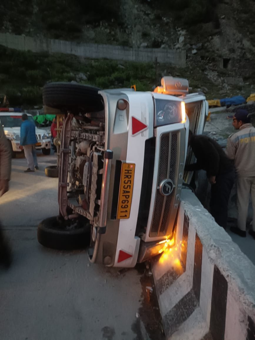 धुंधी में सड़क पर पलटा ट्रैवलर, मुंबई के पर्यटक की मौत, 19  पर्यटक घायल