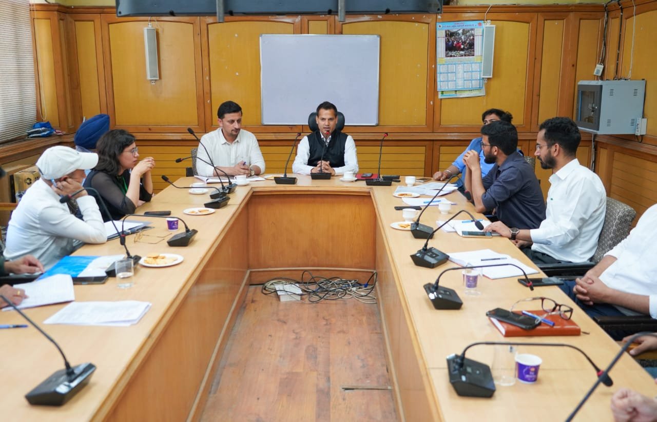 सहायक आयुक्त ने ली सैक्टर अधिकारियों की बैठक