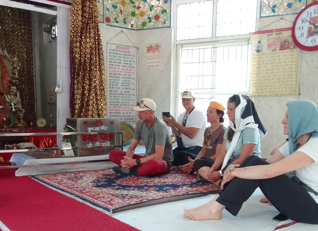 भारतीय सनातन परंपरा के साथ ऑस्ट्रेलियाई महिला ने खोपड़ी मंदिर में मनाया जन्मदिन