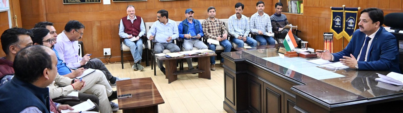 रिटर्निंग अधिकारी ने चुनाव प्रबंधों पर अधिकारियों से की चर्चा