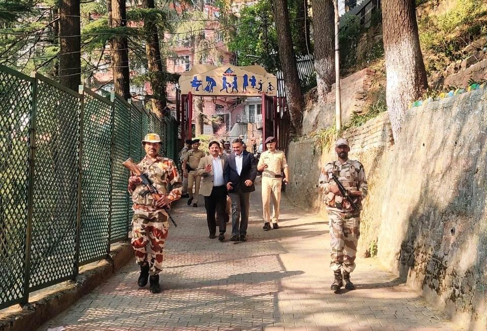 आरओ और एसपी ने जांची मतगणना केंद्रों की तैयारियां, जांचे स्ट्रांग रूम