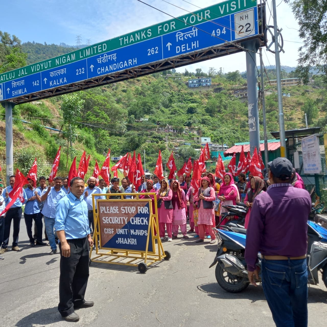 रामपुर और नाथपा झाकड़ी के मजदूरों ने किया प्रदर्शन