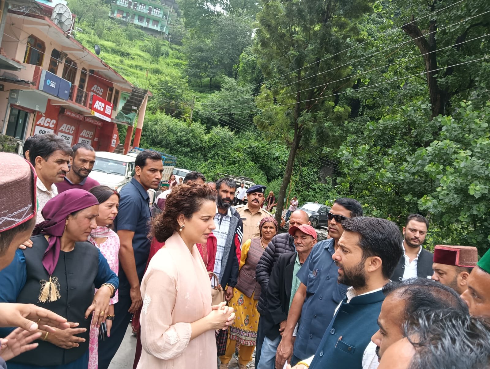 कँगना ने बाढ़ प्रभावित क्षेत्रों का दौरा कर प्रभावितो से की मुलाक़ात