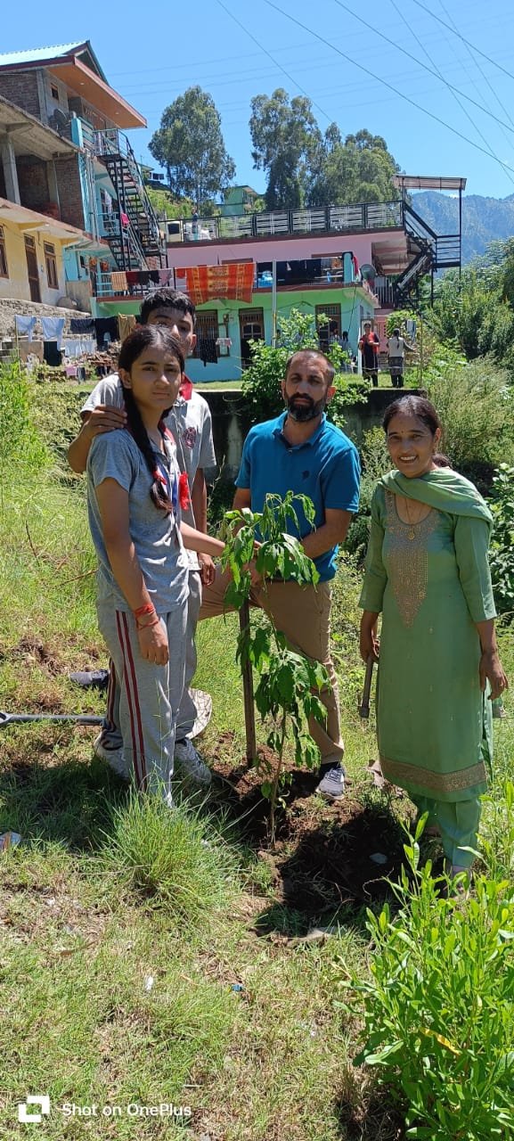 विद्यार्थियों ने नोगली में किया पौधारोपण