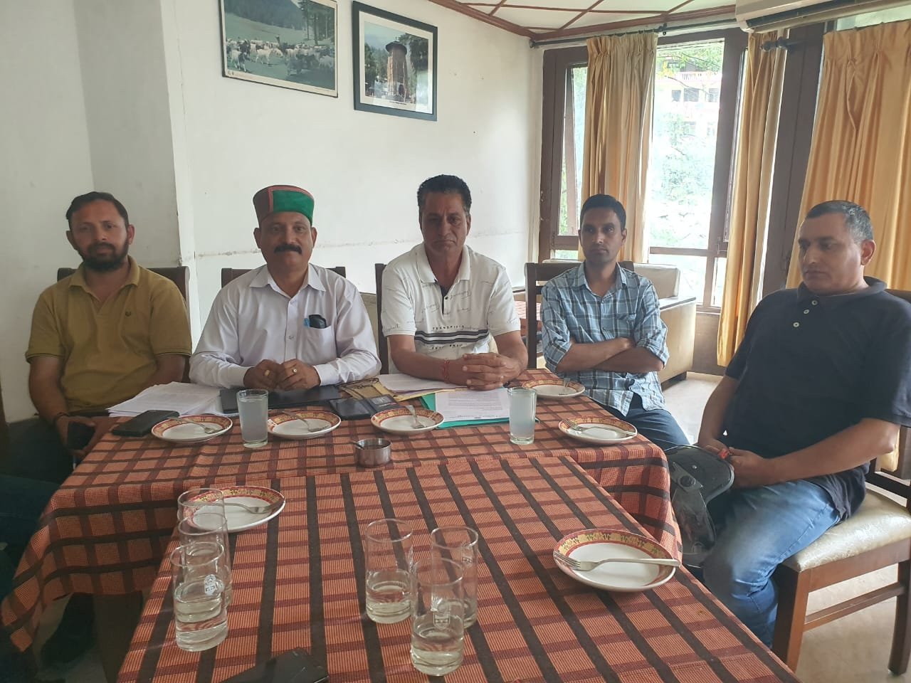 लुहरी परियोजना से 450 मजदूरो को नौकरी से निकलाने का इंटक ने किया विरोध