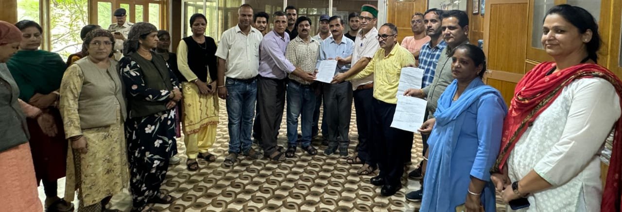 कर्मचारियों ने यू०पी०एस०  व एन०पी०एस० का  किया भारी विरोध  ।