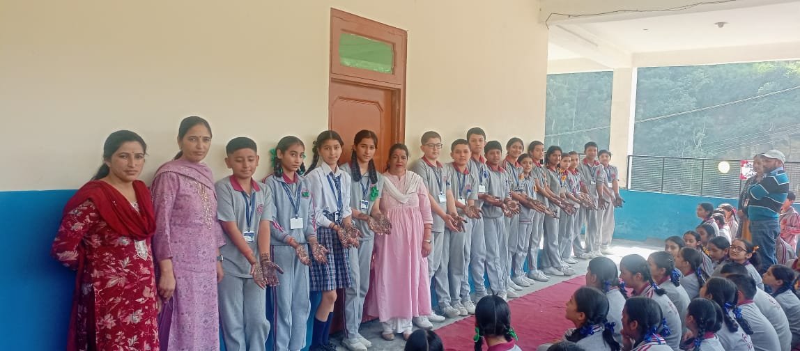 रामपुर पब्लिक वरिष्ठ माध्यमिक पाठशाला नोगली में करवाचौथ पर मेहंदी प्रतियोगिता