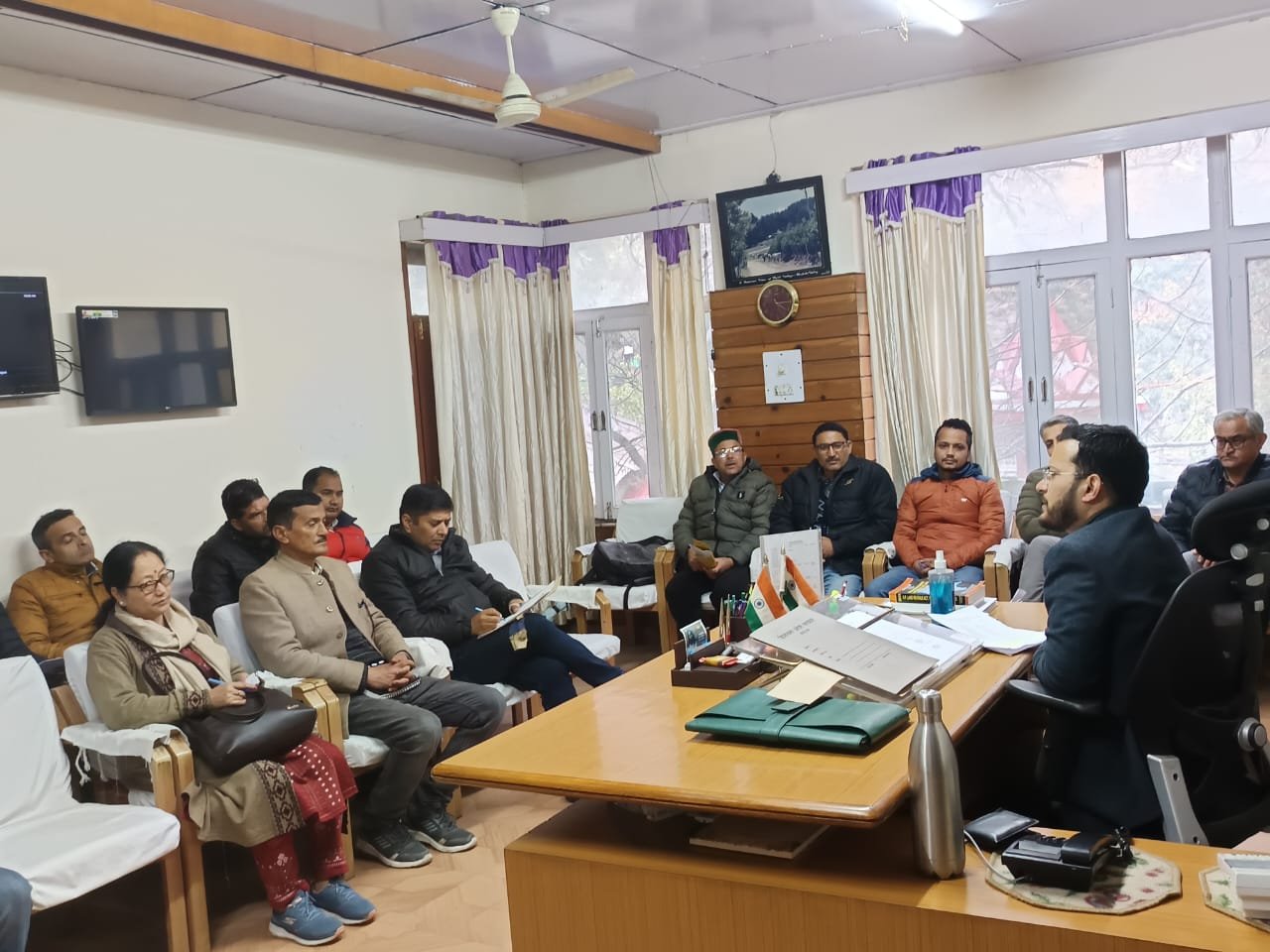सरकारी भूमि पर अतिक्रमण से जुड़े मामलों पर चर्चा