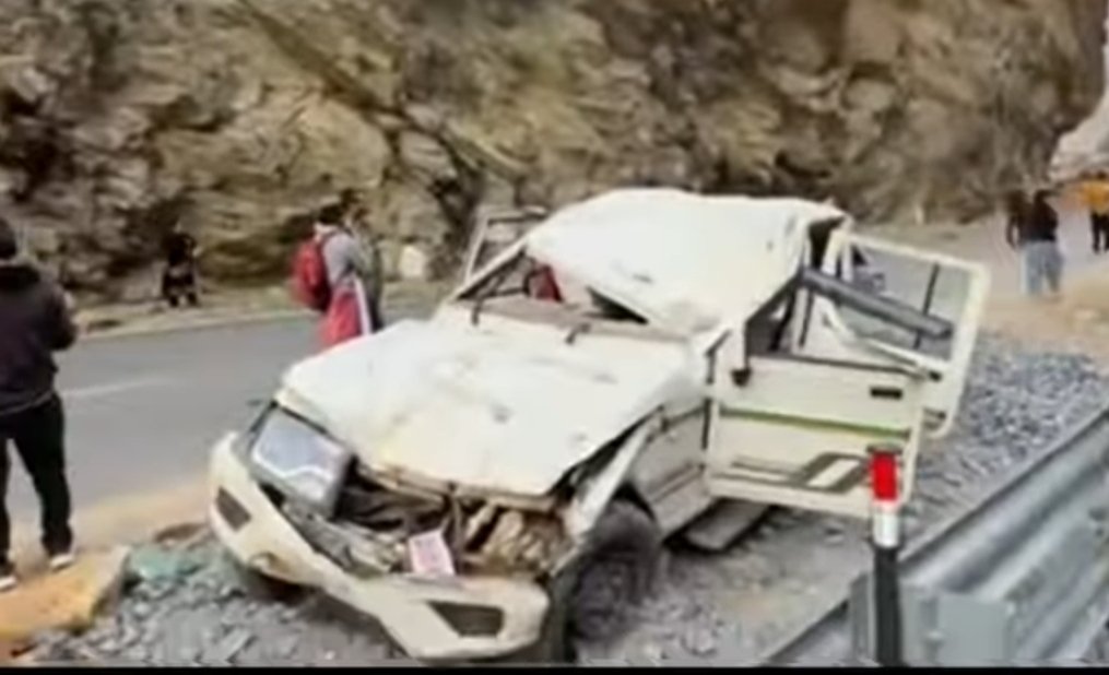 किन्नौर में पहाड़ से गिरते पत्थरों ने बोलेरो को बनाया निशाना, डॉक्टर सहित तीन लोग बाल-बाल बचे