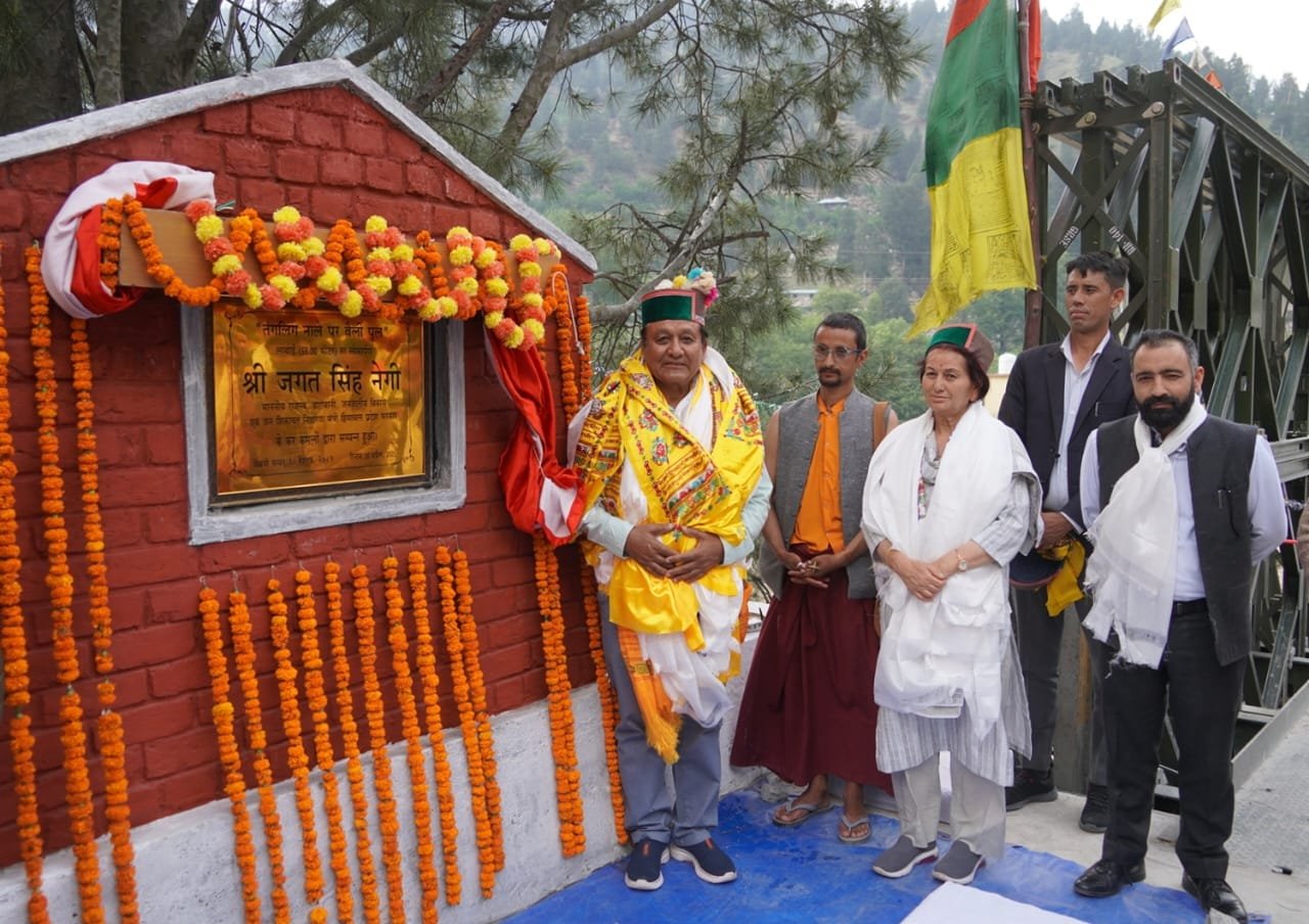 राजस्व मंत्री जगत सिंह नेगी ने किन्नौर में सीमावर्ती गांवों के लिए रोगी वाहन रवाना किए, तांगलिंग खड्ड पर बैली पुल का किया उद्घाटन