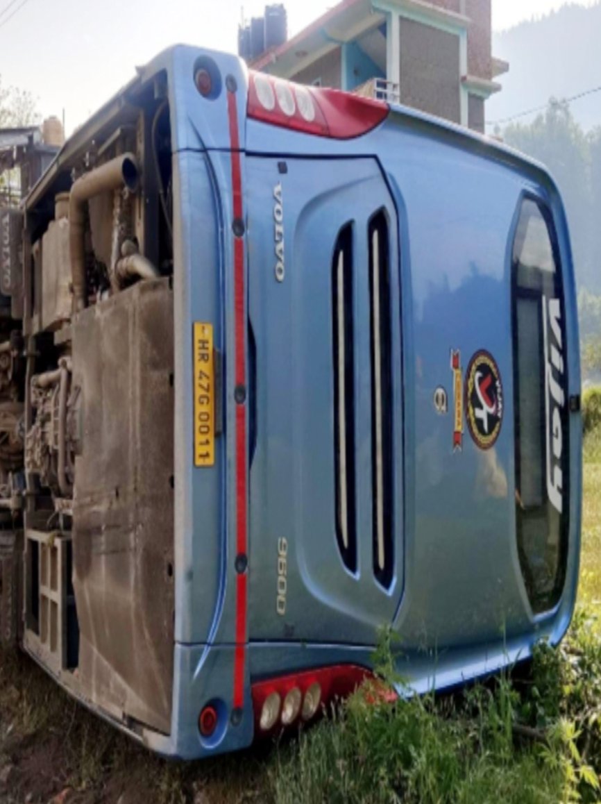 मनाली जा रही पर्यटकों से भरी वोल्वो बस पलटी, एक घायल, बड़ा हादसा टला