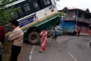 उरला के पास हादसा टला: बैजनाथ से शिमला जा रही एचआरटीसी बस सड़क से नीचे लटकी, बड़ा हादसा बाल-बाल टला