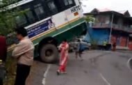 उरला के पास हादसा टला: बैजनाथ से शिमला जा रही एचआरटीसी बस सड़क से नीचे लटकी, बड़ा हादसा बाल-बाल टला