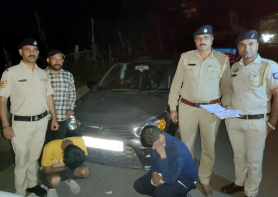 खड़ापत्थर में कार से मिला चिट्टा, जुब्बल पुलिस की बड़ी कामयाबी—दो युवक गिरफ्तार