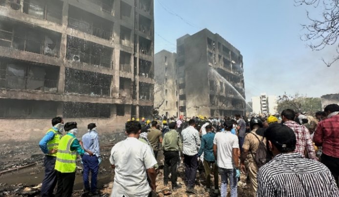 अहमदाबाद में एयर इंडिया ड्रीमलाइनर क्रैश – डॉक्टर्स हॉस्टल मेस पर तबाही, 240 से अधिक यात्री और छात्र प्रभावित