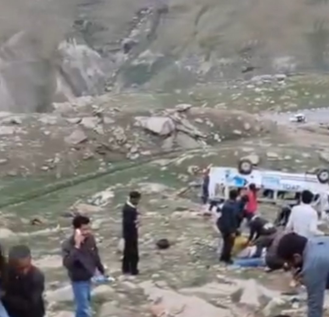 लाहौल-स्पीति में टैंपो ट्रैवलर खाई में गिरी: दो पर्यटकों की मौत, 22 घायल, राहत कार्य जारी