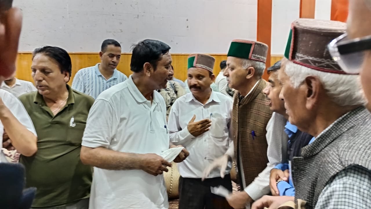 वन अधिकार अधिनियम की बारीकियां अब पंचायत स्तर तक — रामपुर में राजस्व मंत्री ने की सीधी बातचीत