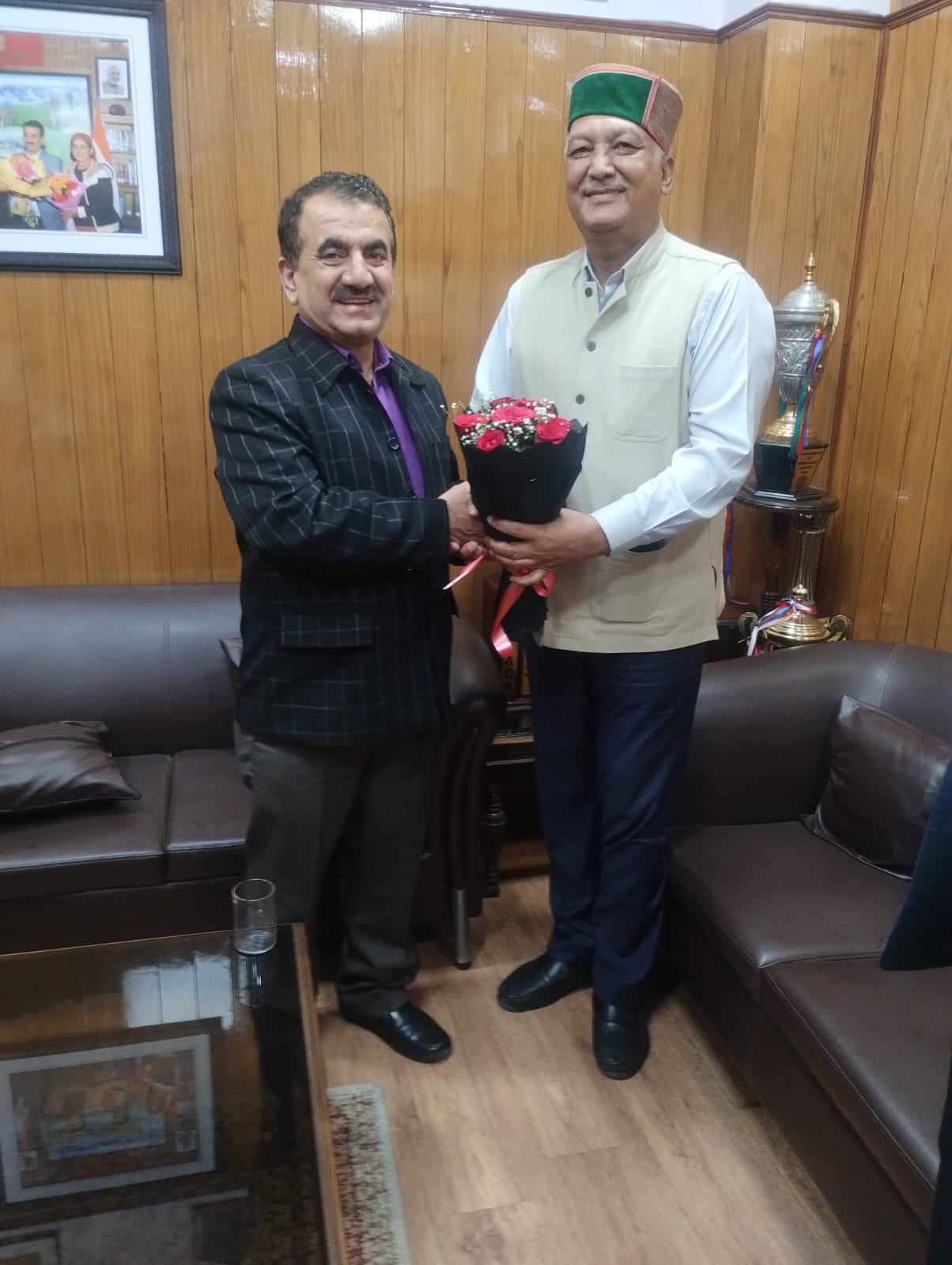 रामपुर से पढ़े कुलपति प्रो. महावीर को मिला अंतरराष्ट्रीय सम्मान, बुशैहर बी.एड. संस्थान के कोषाध्यक ने की मुलाकात,