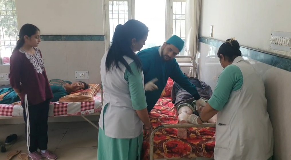 रामपुर में विभिन्न पारंपरिक चिकित्सा पद्धतियों से मरीजों का किया गया इलाज।