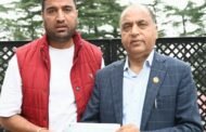 मंडी क्षेत्र के बाढ़ पीड़ितों के लिए कुश ठाकुर ने बढ़ाया मदद का हाथ, पूर्व मुख्यमंत्री जय राम ठाकुर को सौंपा 10 लाख रुपये का चेक
