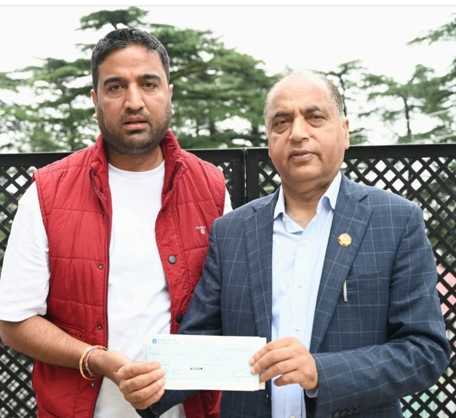 मंडी क्षेत्र के बाढ़ पीड़ितों के लिए कुश ठाकुर ने बढ़ाया मदद का हाथ, पूर्व मुख्यमंत्री जय राम ठाकुर को सौंपा 10 लाख रुपये का चेक