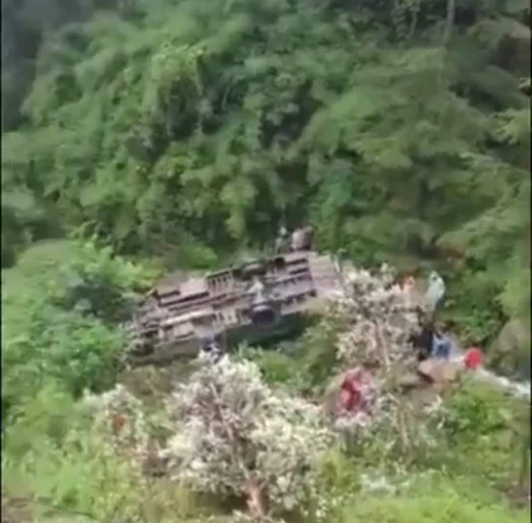 मंडी में दर्दनाक हादसा — अनियंत्रित बस 100 फीट गहरी खाई में गिरी, महिला की मौत, 9 घायल