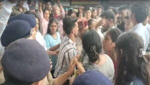 मंडी:पुतला जलाने से रोकने पर एबीवीपी और पुलिस में टकराव; जमकर हुई धक्कामुक्की, 10 चोटिल – Mandi: Scuffle And Massive Commotion Between Police Personnel And Abvp Activists Over The Prevention Of An Eff