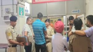 हिमाचल:सोलन के चौक बाजार में चाकू मारकर एक युवक की हत्या, दो घायल, 24 घंटे के भीतर दूसरी वारदात – Himachal: Second Incident In Solan Within 24 Hours: Youth Stabbed To Death, Two Injured.