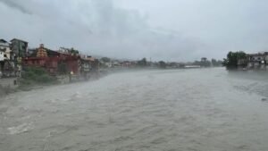 मंडी:ब्यास नदी के बीच पत्थर पर पूरी रात बैठी रही 87 वर्षीय महिला, जानें पूरा मामला – Mandi: 87 Year Old Woman Sat On A Rock In The Middle Of The Beas River All Night; Here Are The Full Details.
