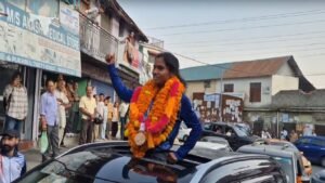 चंबा में ‘उड़नपरी’ का जोरदार स्वागत:एथलीट सीमा ने मां को समर्पित किया एशियन पदक, भावुक मां ने गले लगाया – Athlete Seema Accorded A Grand Welcome In Chamba